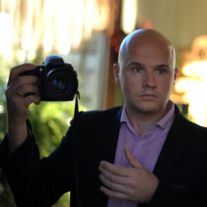 Fotogrāfs Kaspars Garda ar fotoaparātu rokā